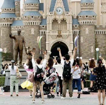 Disneyland Tokyo Buka Lagi, Ini Penampakan New Normal-nya