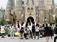Disneyland Tokyo Buka Lagi, Ini Penampakan New Normal-nya