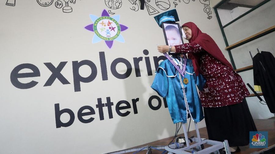Intip Wisuda Daring dengan Menggunakan Robot (CNBC Indonesia/Andrean Kristianto)