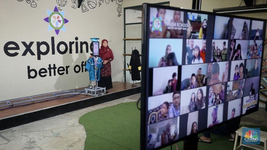 Intip Wisuda Daring dengan Menggunakan Robot (CNBC Indonesia/Andrean Kristianto)