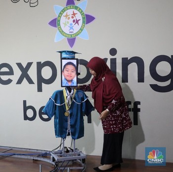 Pakai Robot! Begini Wisuda Virtual Era Pandemi Covid-19