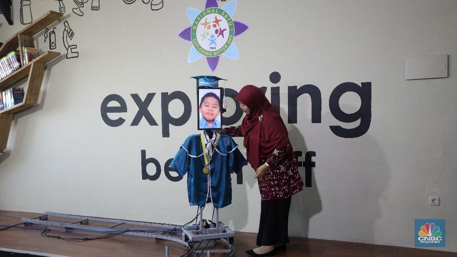 Intip Wisuda Daring dengan Menggunakan Robot (CNBC Indonesia/Andrean Kristianto)