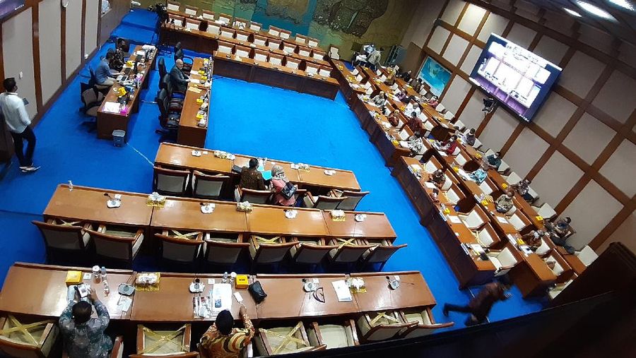 Komisi VII DPR RI kembali panggil Dirut PT Pertamina (Persero) Nicke Widyawati untuk melanjutkan rapat dengar pendapat (RDP) yang sempat digelar pada Senin,(29/06/2020) kemarin. (CNBC Indonesia/Anisatul Umah)