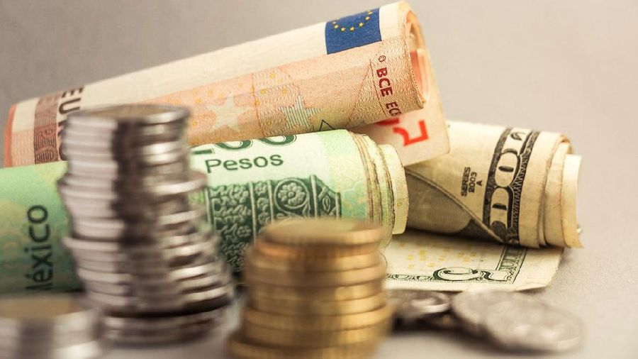 Mata Uang Dolar, Peso, Euro (AP)