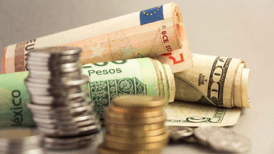 Mata Uang Dolar, Peso, Euro (AP)