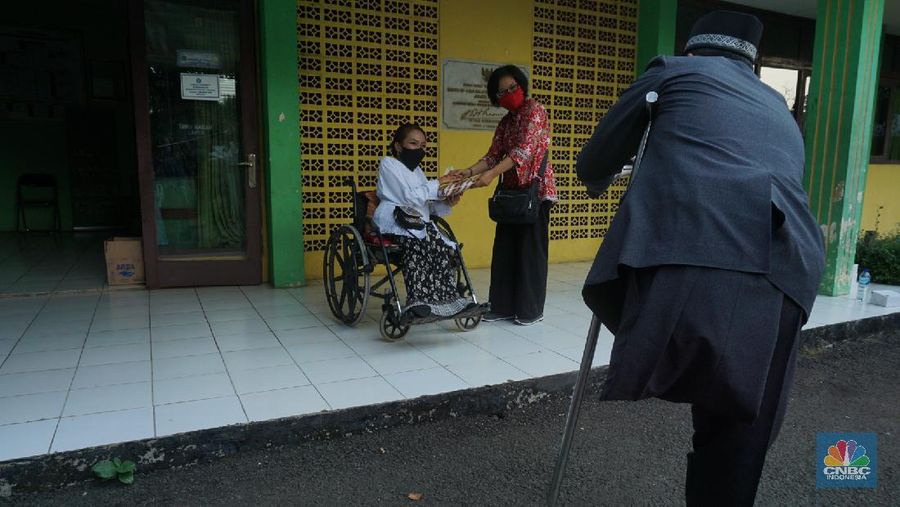 Melihat Pernikahan Difabel Memakai Protokol Kesehatan (CNBC Indonesia/Tri Susilo)
