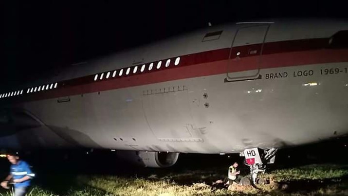 Pesawat Garuda Flight 613 terperosok di ujung Runway RW21 UPG ketika melakukan 180 turn untuk siap take -off menuju Jakarta (CGK). (istimewa) Pesawat Garuda Flight 613 terperosok di ujung Runway RW21 UPG ketika melakukan 180 turn untuk siap take -off menuju Jakarta (CGK). (istimewa)