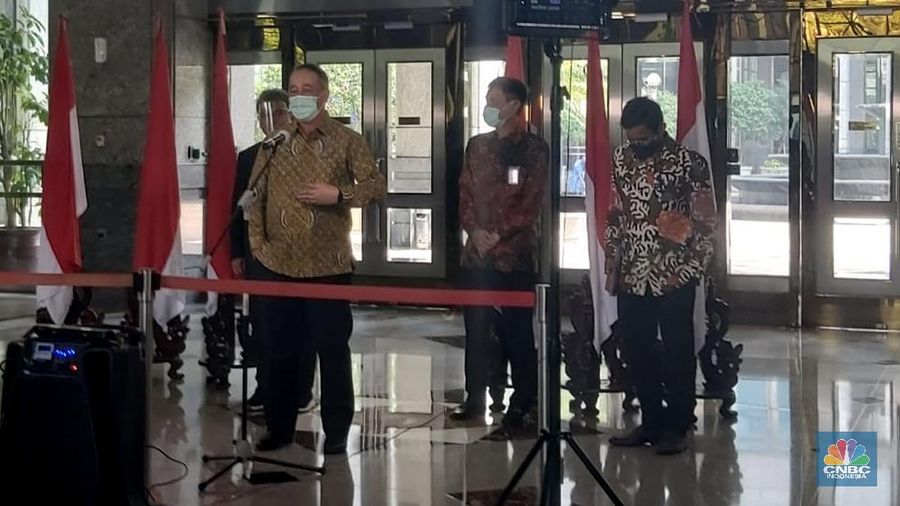 Royke Tumilaar Dirut Bank Mandiri saat memberi keterangan PERS Rapat Koordinasi OJK Dengan HIMBARA Sebagai Tindak Lanjut PMK 70/2020