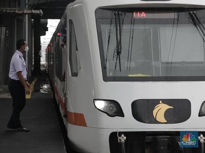 Turis Asing Naik Kereta Bandara Soetta Cukup Bayar Pakai Kartu Ini