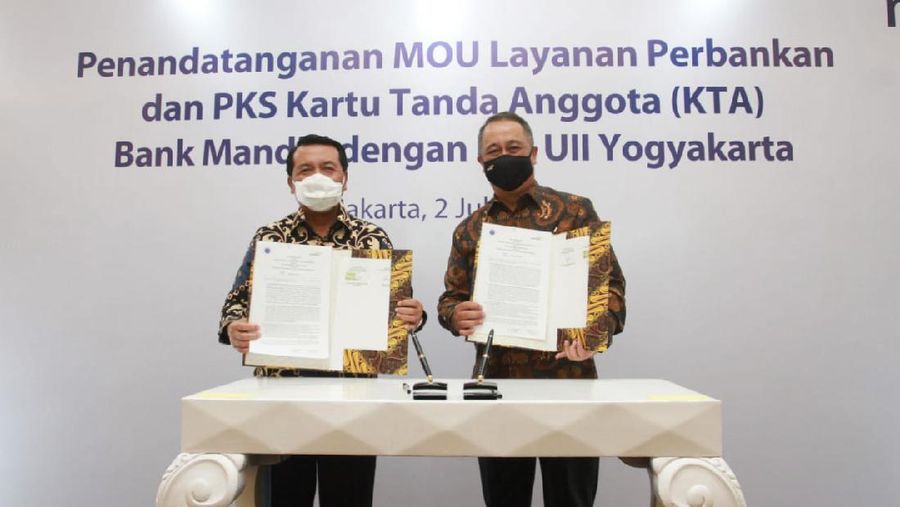 Penandatanganan Nota Kesepahaman (MoU) dan Perjanjian Kerjasama tersebut dilakukan oleh Ketua IKA UII Muhammad Syarifuddin dan Direktur Utama Bank Mandiri Royke Tumilaar di Jakarta, Kamis (2/7). (Ist)