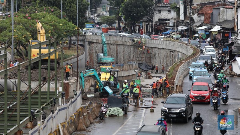 Potret Kemacetan Akibat Penutupan Underpass Senen (CNBC Indonesia/Andrean Kristianto)