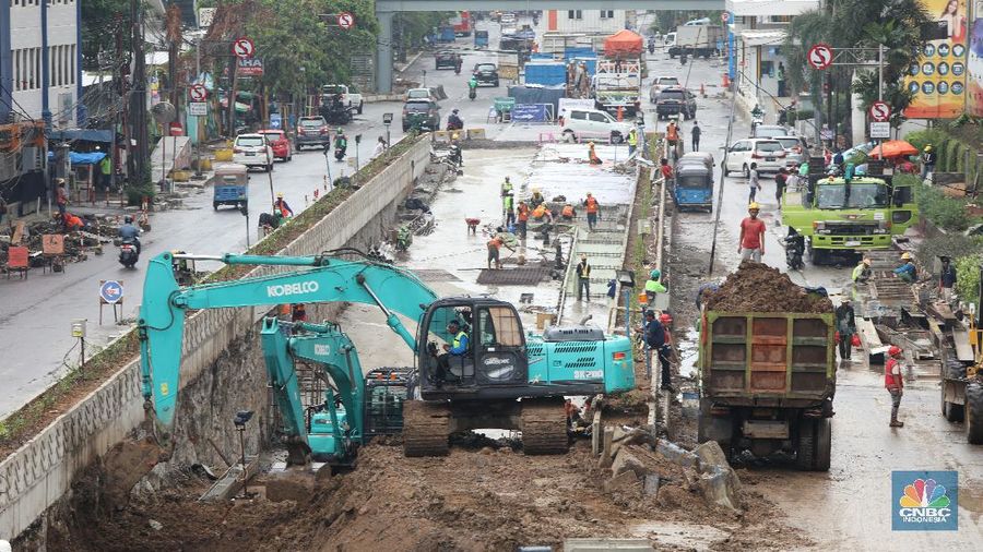 Potret Kemacetan Akibat Penutupan Underpass Senen (CNBC Indonesia/Andrean Kristianto)