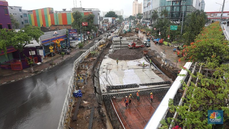 Potret Kemacetan Akibat Penutupan Underpass Senen (CNBC Indonesia/Andrean Kristianto)