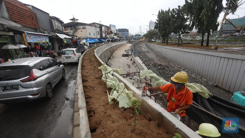 Potret Kemacetan Akibat Penutupan Underpass Senen (CNBC Indonesia/Andrean Kristianto)