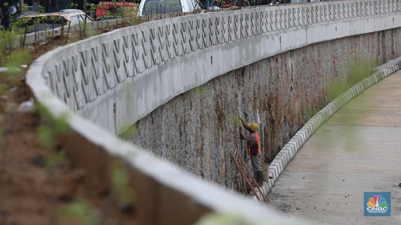 Potret Kemacetan Akibat Penutupan Underpass Senen (CNBC Indonesia/Andrean Kristianto)
