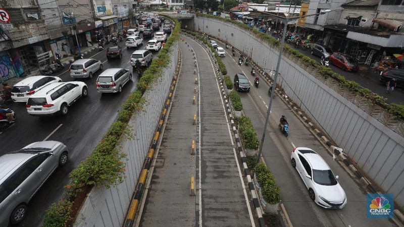 Potret Kemacetan Akibat Penutupan Underpass Senen (CNBC Indonesia/Andrean Kristianto)
