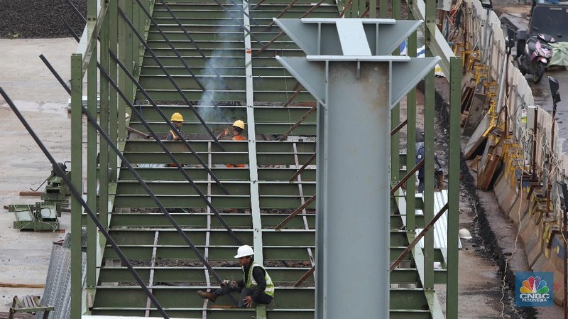 Potret Kemacetan Akibat Penutupan Underpass Senen (CNBC Indonesia/Andrean Kristianto)