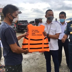 KSOP Panjang Bagikan Alat Keselamatan untuk Kapal Tradisional