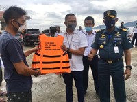 KSOP Panjang Bagikan Alat Keselamatan untuk Kapal Tradisional