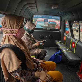 Tempat Duduk Diberi Tanda X, Ini Penerapan Jaga Jarak Angkot