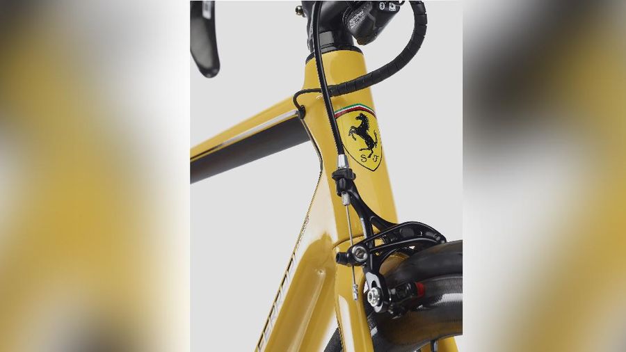 Sepeda Ferrari (store.ferrari.com)