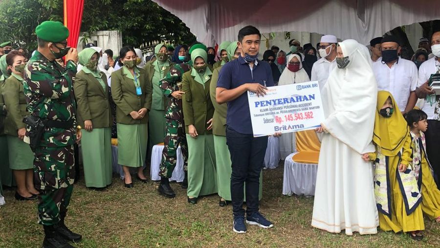 PT Bank Rakyat Indonesia (Persero) Tbk (BBRI) melalui Kantor Cabang BRI Payakumbuh Kantor Wilayah BRI Padang mencairkan asuransi kepada keluarga Serma (Sersan Mayor) Rama Wahyudi/BRI
