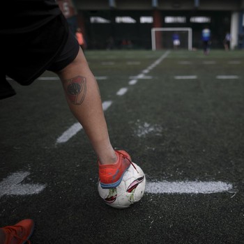 Unik! Begini Cara Main Sepak Bola Gaya Baru Saat Pandemi