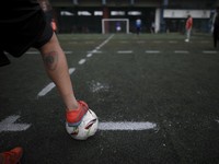Unik! Begini Cara Main Sepak Bola Gaya Baru Saat Pandemi