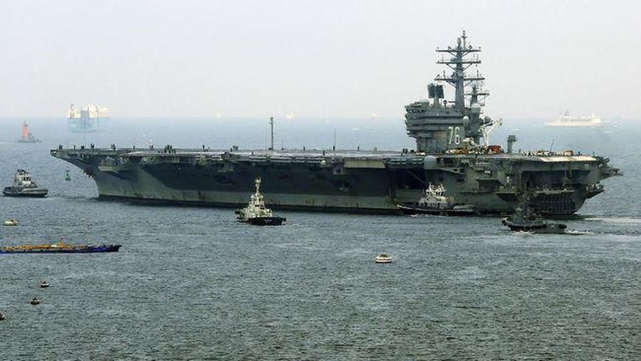 Kapal Induk Amerika Serikat USS Ronald Reagan (CVN 76). Pesawat militer C-2 Greyhound dari Okinawa menuju kapal induk USS Ronald Reagan jatuh di perairan Filipina. (STR/JIJI PRESS/AFP)