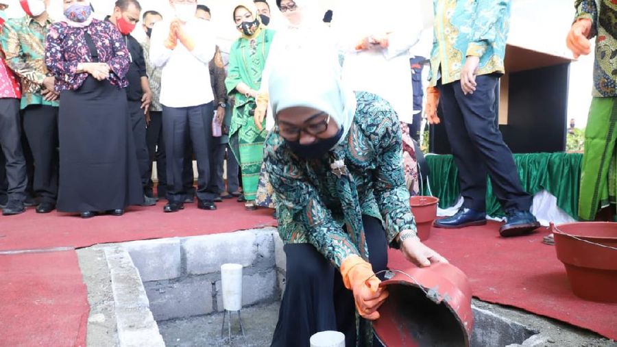 Menaker Ida Fauziyah saat acara peletakan batu pertama pembangunan gedung bedah sentral dan rawat inap Rumah Sakit Nahdlatul Ulama (RSNU) di Kabupaten Jombang, Jawa Timur, Sabtu (4/7/2020).
