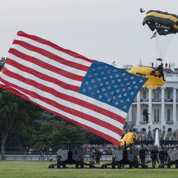 Warga Amerika Rayakan HUT ke-244 AS di Tengah Teror Covid-19