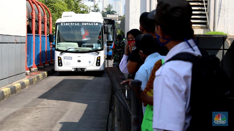 Uji coba bus listrik rute Balai Kota-Blok M, Jakarta, Senin 6/7/2020. Uji coba bus listrik itu bisa mengangkut penumpang mulai hari ini. Uji coba bus listrik Transjakarta berlangsung hingga tiga bulan ke depan. Untuk layanan EV1, Transjakarta untuk awalnya mengoperasikan dua unit armada BYD. Layanan ini akan beroperasi setiap hari, mulai pukul 10.00-20.00 WIB. Bus listrik ini diklaim mampu menempuh jarak hingga 250 km sebelum baterainya harus diisi ulang. Durasi pengecasan kurang dari 4 jam setiap harinya. (CNBC Indonesia/ Muhammad Sabki)
