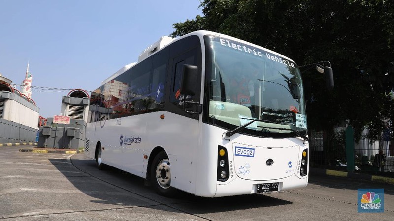 Uji coba bus listrik rute Balai Kota-Blok M, Jakarta, Senin 6/7/2020. Uji coba bus listrik itu bisa mengangkut penumpang mulai hari ini. Uji coba bus listrik Transjakarta berlangsung hingga tiga bulan ke depan. Untuk layanan EV1, Transjakarta untuk awalnya mengoperasikan dua unit armada BYD. Layanan ini akan beroperasi setiap hari, mulai pukul 10.00-20.00 WIB. Bus listrik ini diklaim mampu menempuh jarak hingga 250 km sebelum baterainya harus diisi ulang. Durasi pengecasan kurang dari 4 jam setiap harinya. (CNBC Indonesia/ Muhammad Sabki)