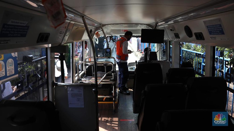 Uji coba bus listrik rute Balai Kota-Blok M, Jakarta, Senin 6/7/2020. Uji coba bus listrik itu bisa mengangkut penumpang mulai hari ini. Uji coba bus listrik Transjakarta berlangsung hingga tiga bulan ke depan. Untuk layanan EV1, Transjakarta untuk awalnya mengoperasikan dua unit armada BYD. Layanan ini akan beroperasi setiap hari, mulai pukul 10.00-20.00 WIB. Bus listrik ini diklaim mampu menempuh jarak hingga 250 km sebelum baterainya harus diisi ulang. Durasi pengecasan kurang dari 4 jam setiap harinya. (CNBC Indonesia/ Muhammad Sabki)
