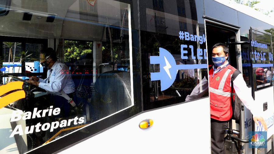 Uji coba bus listrik rute Balai Kota-Blok M, Jakarta, Senin 6/7/2020. Uji coba bus listrik itu bisa mengangkut penumpang mulai hari ini. Uji coba bus listrik Transjakarta berlangsung hingga tiga bulan ke depan. Untuk layanan EV1, Transjakarta untuk awalnya mengoperasikan dua unit armada BYD. Layanan ini akan beroperasi setiap hari, mulai pukul 10.00-20.00 WIB. Bus listrik ini diklaim mampu menempuh jarak hingga 250 km sebelum baterainya harus diisi ulang. Durasi pengecasan kurang dari 4 jam setiap harinya. (CNBC Indonesia/ Muhammad Sabki)