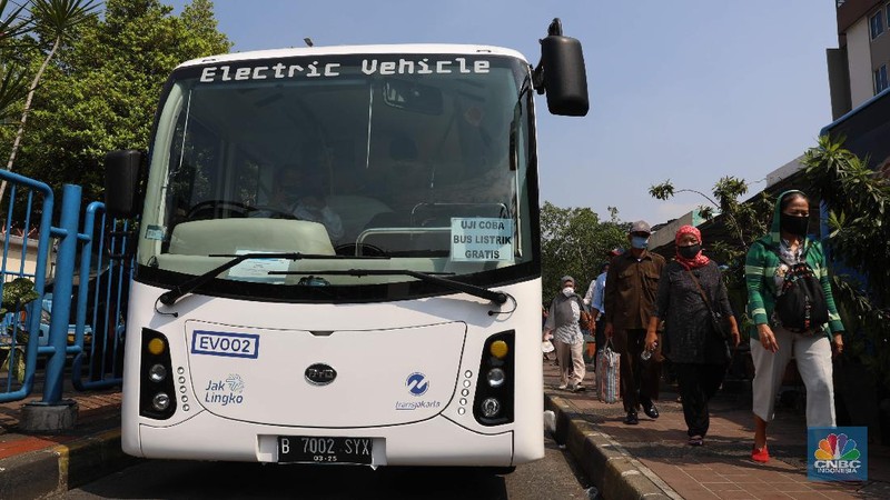 Uji coba bus listrik rute Balai Kota-Blok M, Jakarta, Senin 6/7/2020. Uji coba bus listrik itu bisa mengangkut penumpang mulai hari ini. Uji coba bus listrik Transjakarta berlangsung hingga tiga bulan ke depan. Untuk layanan EV1, Transjakarta untuk awalnya mengoperasikan dua unit armada BYD. Layanan ini akan beroperasi setiap hari, mulai pukul 10.00-20.00 WIB. Bus listrik ini diklaim mampu menempuh jarak hingga 250 km sebelum baterainya harus diisi ulang. Durasi pengecasan kurang dari 4 jam setiap harinya. (CNBC Indonesia/ Muhammad Sabki)