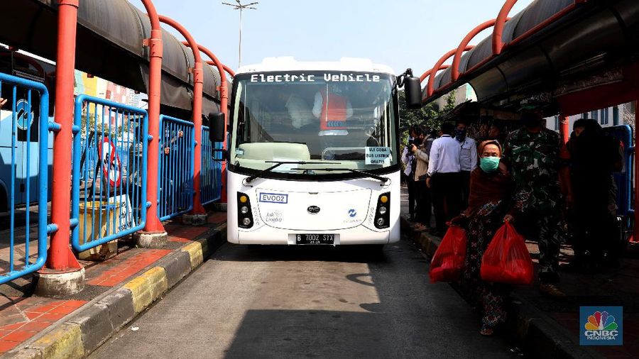 Uji coba bus listrik rute Balai Kota-Blok M, Jakarta, Senin 6/7/2020. Uji coba bus listrik itu bisa mengangkut penumpang mulai hari ini. Uji coba bus listrik Transjakarta berlangsung hingga tiga bulan ke depan. Untuk layanan EV1, Transjakarta untuk awalnya mengoperasikan dua unit armada BYD. Layanan ini akan beroperasi setiap hari, mulai pukul 10.00-20.00 WIB. Bus listrik ini diklaim mampu menempuh jarak hingga 250 km sebelum baterainya harus diisi ulang. Durasi pengecasan kurang dari 4 jam setiap harinya. (CNBC Indonesia/ Muhammad Sabki)
