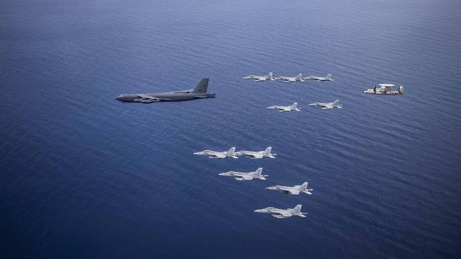 Pesawat Nimitz Carrier Strike Force dan B-52 Bomber di Laut Cina Selatan.