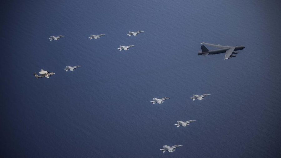 Pesawat Nimitz Carrier Strike Force dan B-52 Bomber di Laut Cina Selatan.