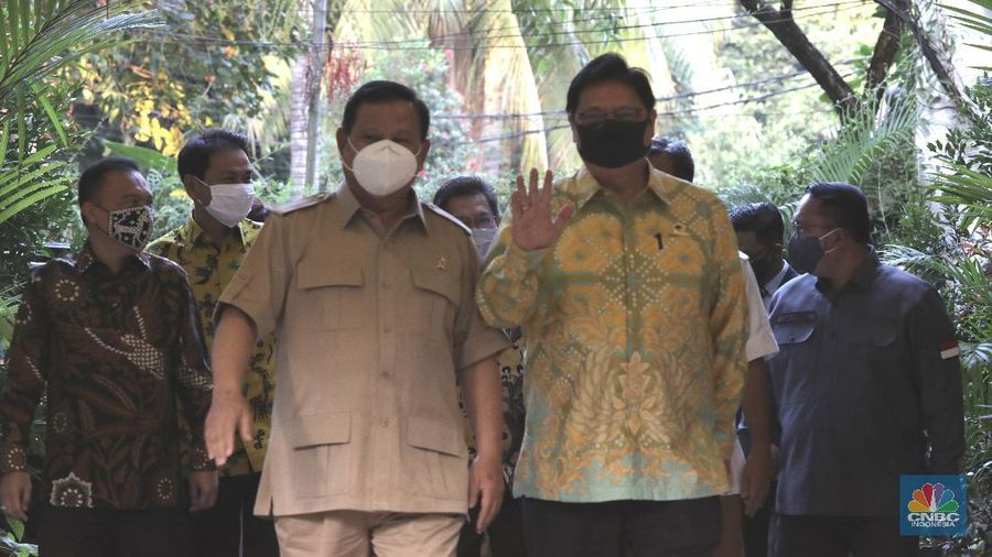 Ketua Umum Partai Golkar Airlangga Hartarto  menemui Ketua Umum Partai Gerindra Prabowo Subianto di kediaman Prabowo, Jalan Kertanegara 4, Jakarta Selatan, Senin (6/7/2020).  (CNBC Indonesia/ Tri Susilo)