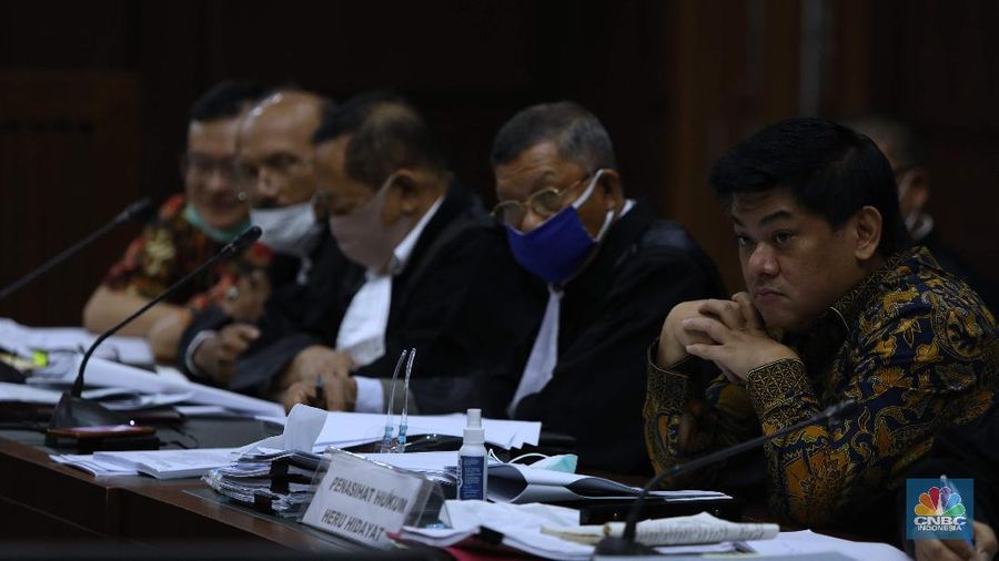 Sidang kasus dugaan korupsi di PT Asuransi Jiwasraya (Persero) di PN Jakarta Pusat, Jakarta, Senin (6/7/2020). (CNBC Indonesia/ Muhammad Sabki)