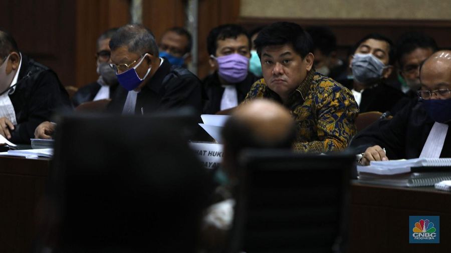 Sidang kasus dugaan korupsi di PT Asuransi Jiwasraya (Persero) di PN Jakarta Pusat, Jakarta, Senin (6/7/2020). (CNBC Indonesia/ Muhammad Sabki)