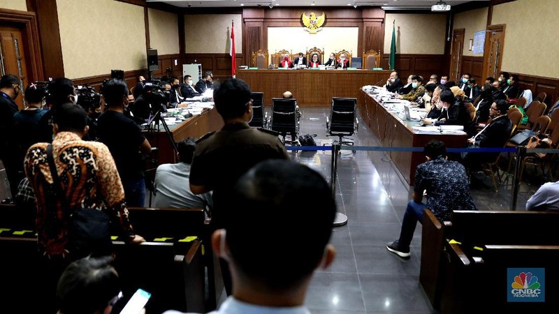 Sidang kasus dugaan korupsi di PT Asuransi Jiwasraya (Persero) di PN Jakarta Pusat, Jakarta, Senin (6/7/2020). (CNBC Indonesia/ Muhammad Sabki)