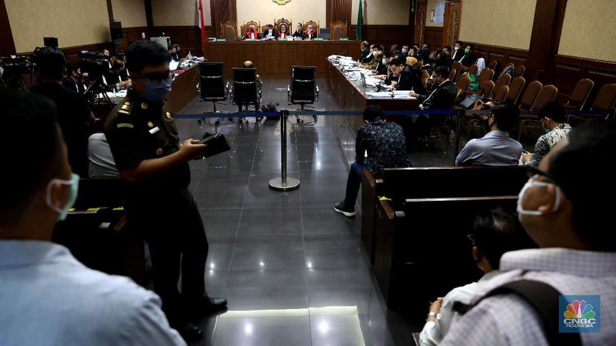 Sidang kasus dugaan korupsi di PT Asuransi Jiwasraya (Persero) di PN Jakarta Pusat, Jakarta, Senin (6/7/2020). (CNBC Indonesia/ Muhammad Sabki)
