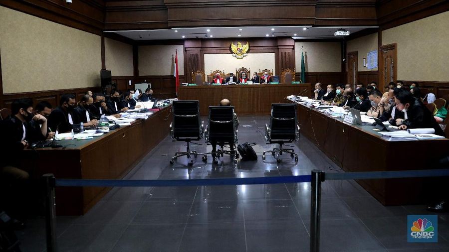 Sidang kasus dugaan korupsi di PT Asuransi Jiwasraya (Persero) di PN Jakarta Pusat, Jakarta, Senin (6/7/2020). (CNBC Indonesia/ Muhammad Sabki)
