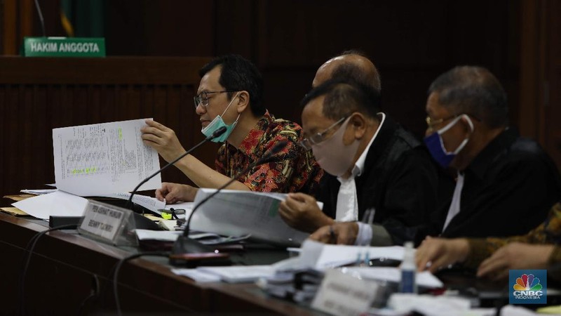 Sidang kasus dugaan korupsi di PT Asuransi Jiwasraya (Persero) di PN Jakarta Pusat, Jakarta, Senin (6/7/2020). (CNBC Indonesia/ Muhammad Sabki)