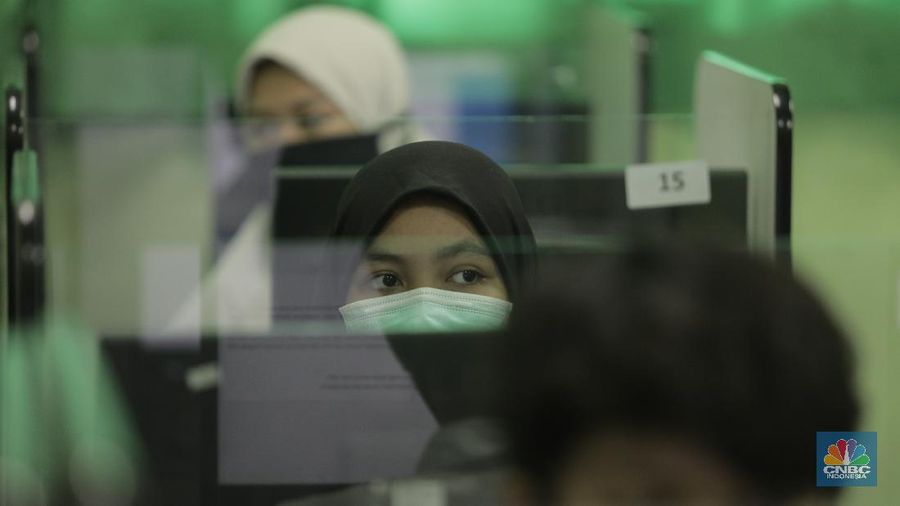 Peserta mengikuti Ujian Tulis Berbasis Komputer (UTBK) di SMKN 46 Jakarta, Senin (6/7/20). SMKN 46, Jakarta menyelenggarakan ujian dalam dua tahap yakni sesi 1 dan sesi 2, dibagi pada pukul 09.00 WIIB dan sesi 2, 14.00 WIB 

Jumlah keseluruhan peserta untuk 1 sesi mencapai 90 orang. 

 Pelaksanaan UTBK tersebut menerapkan protokol kesehatan, termasuk memakai masker dan sarung tangan.    

 Di Jakarta, protokol ini diikuti oleh para peserta UTBK di SMKN 46 Jakarta sebagaimana dilaporkan CNBC Indonesia
Selama beberapa jam, para peserta UTBK yang bermasker dan memakai sarung tangan tampak berkonsentrasi mengerjakan soal ujian di hadapan komputer masing-masing. Beberapa di antara mereka juga memakai face shield.  (CNBC Indonesia/ Tri Susilo)
