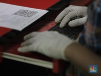 Ribuan Positif, Pabrik Sarung Tangan Medis Hotspot Corona