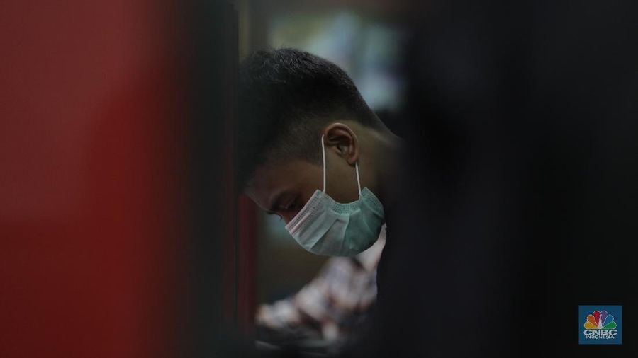 Ujian Tulis Berbasis Komputer (UTBK) di SMKN 46 Jakarta, Senin (6/7/20). (CNBC Indonesia/ Tri Susilo)