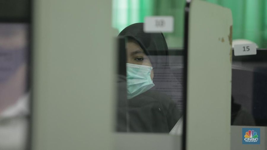 Ujian Tulis Berbasis Komputer (UTBK) di SMKN 46 Jakarta, Senin (6/7/20). (CNBC Indonesia/ Tri Susilo)